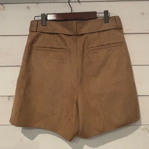 Banana Republic Vegan Suede Shorts
Women's Size 8 High Waist - Picture 7 of 11